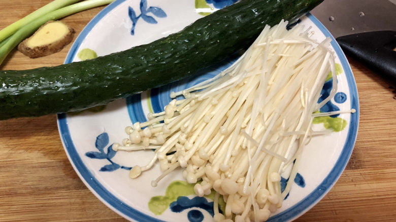 黄瓜皮蛋汤➕春风尔来为阿谁,黄瓜搓洗干净,金针菇切去根部洗净