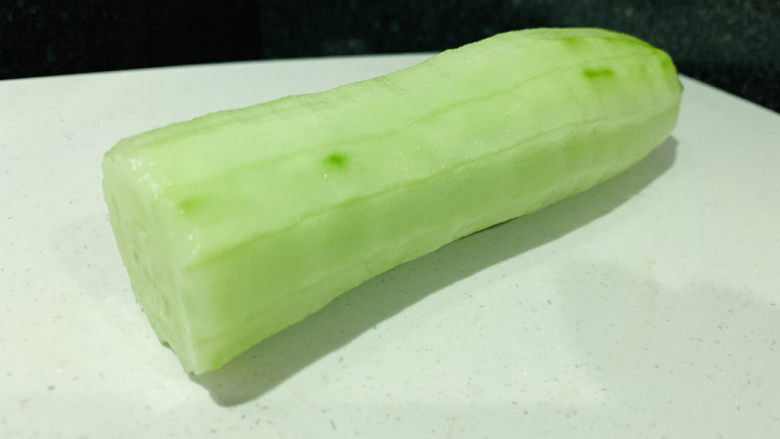 黄瓜皮蛋汤,黄瓜洗净,削皮;