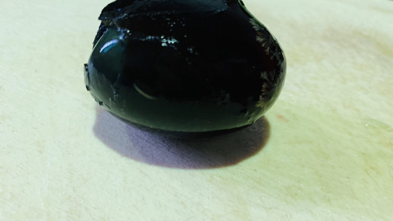 黄瓜皮蛋汤,皮蛋剥壳;