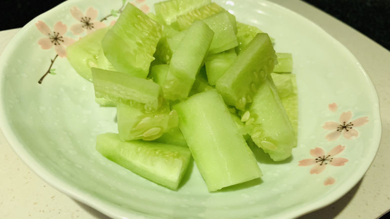 黄瓜皮蛋汤,切小断;
