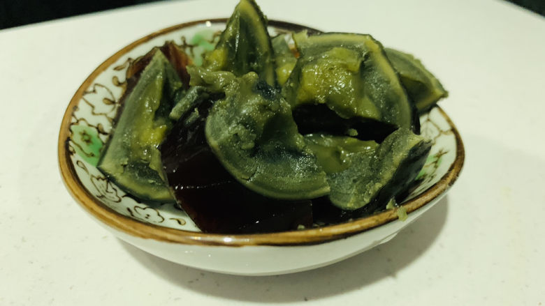 黄瓜皮蛋汤,切瓣;