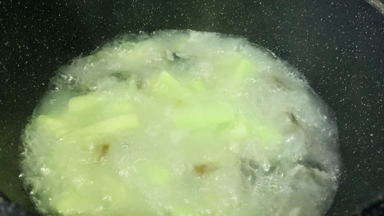 黄瓜皮蛋汤,大火煮开,转中火煮5分钟;