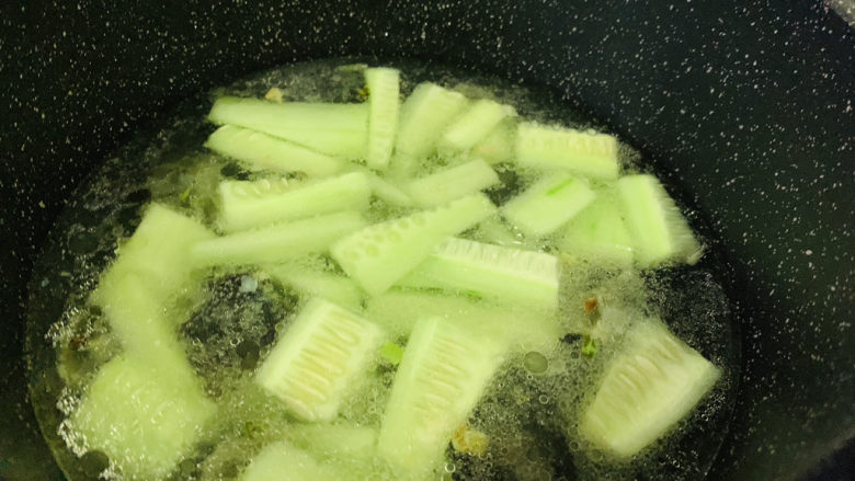黄瓜皮蛋汤,搅拌均匀;