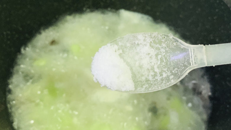 黄瓜皮蛋汤,加少许盐;