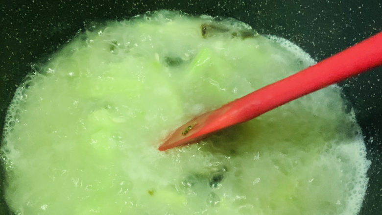 黄瓜皮蛋汤,搅拌均匀;