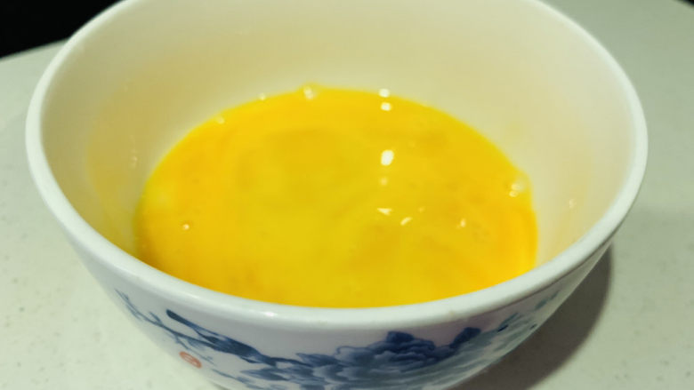 紫菜虾皮汤,<a style='color:red;display:inline-block;' href='/shicai/ 9'>鸡蛋</a>先打散；