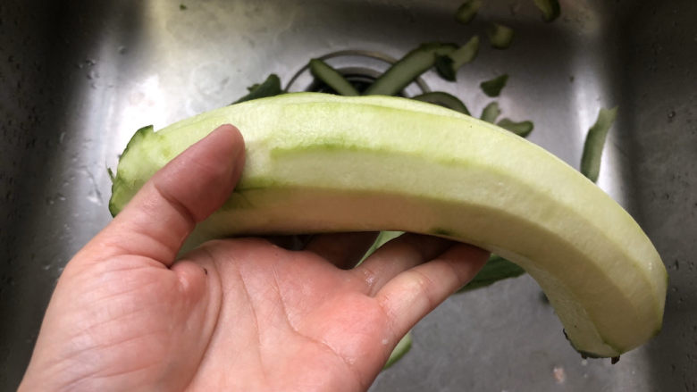 番茄炒丝瓜,丝瓜去皮清洗干净,