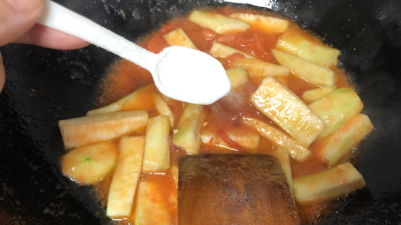 番茄炒丝瓜,假如食用盐继续翻炒,