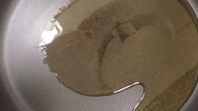 豆腐炒鸡蛋,平底锅倒入油,加热至五成热。