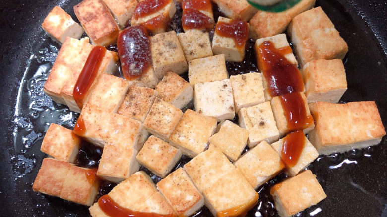 豆腐炒鸡蛋,撒上<a style='color:red;display:inline-block;' href='/shicai/ 134340'>黑胡椒粉</a>,翻炒均匀。