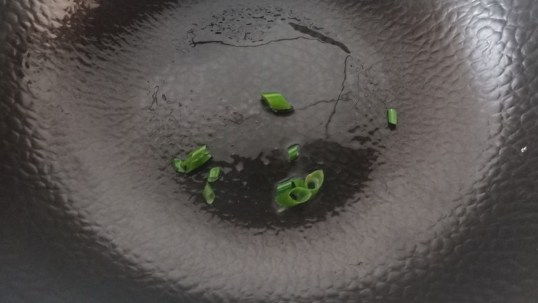 紫菜虾皮汤,锅中倒少许的油,加入葱花炒出香味。