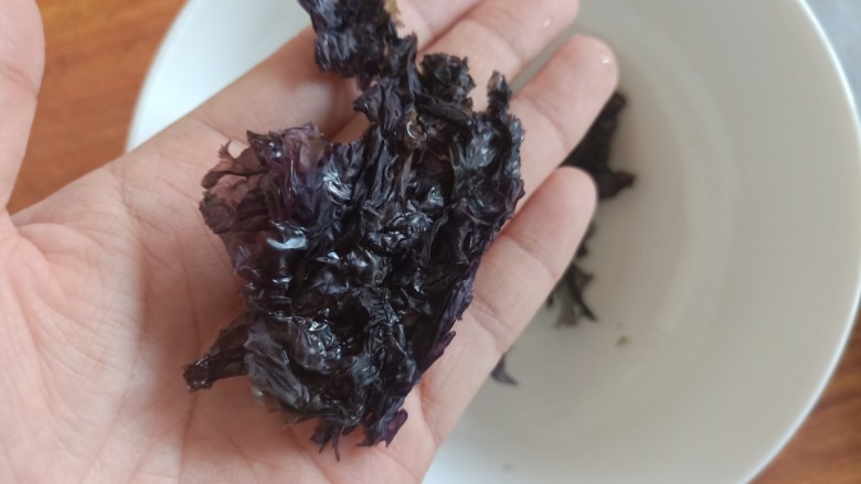 紫菜虾皮汤,紫菜不需要太多,一点点就可以了。