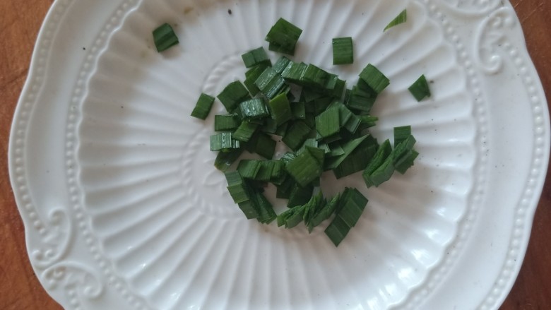 紫菜虾皮汤,准备一些小香葱,如果没有的话韭菜叶子也是可以的。*^O^*