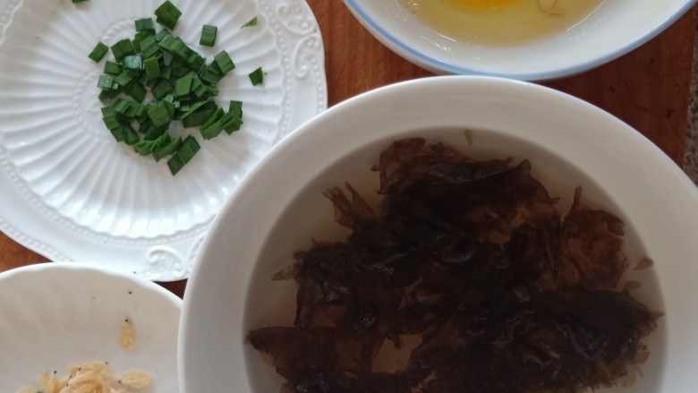 紫菜虾皮汤,材料都非常简单常见,集合一下。哈哈哈