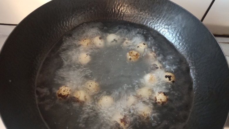 红烧鹌鹑蛋,水开之后煮五分钟就行,鹌鹑蛋个小很容易熟的。