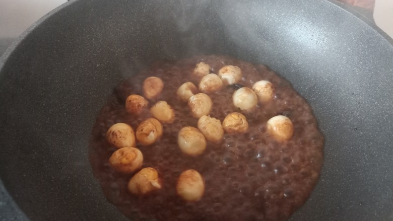 红烧鹌鹑蛋,加入一些水,水的量不用没过鹌鹑蛋