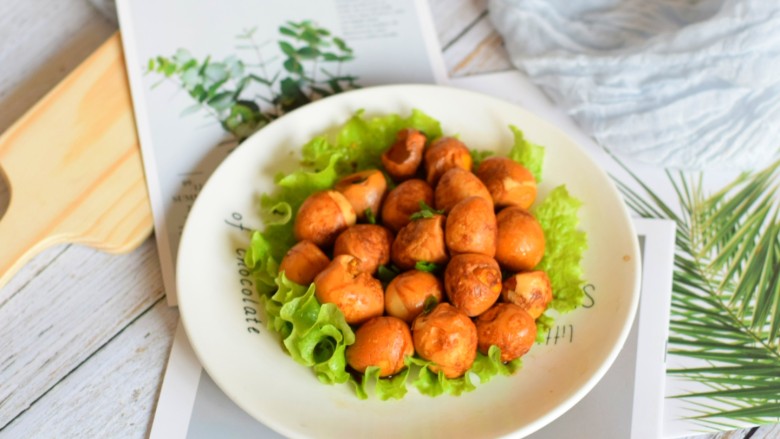 红烧鹌鹑蛋,加鹌鹑蛋装在铺好的生菜叶子上,是不是很好看?