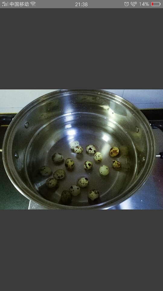 红烧鹌鹑蛋,锅中放适量水,放入鹌鹑蛋,一边煮一边搅拌,水热后煮二分钟
