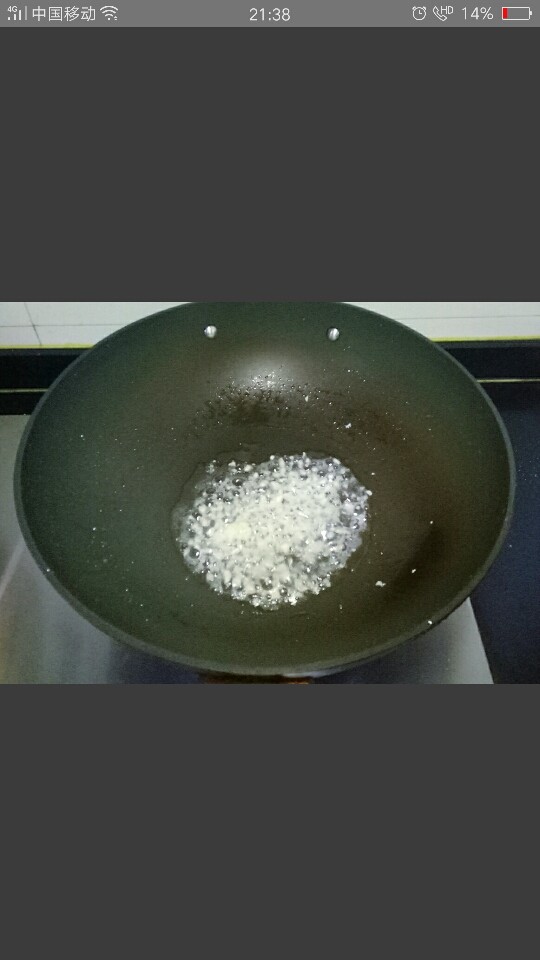 红烧鹌鹑蛋,锅中的底油烧热,放入蒜末爆香