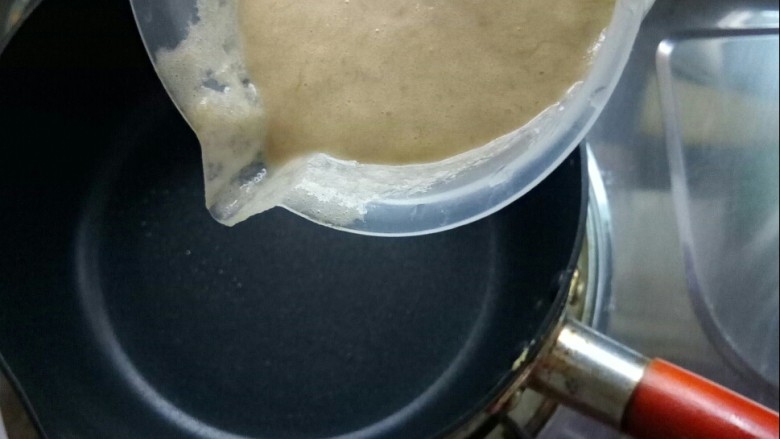香蕉奶油鸡蛋糕,面糊淋入雪平锅中。