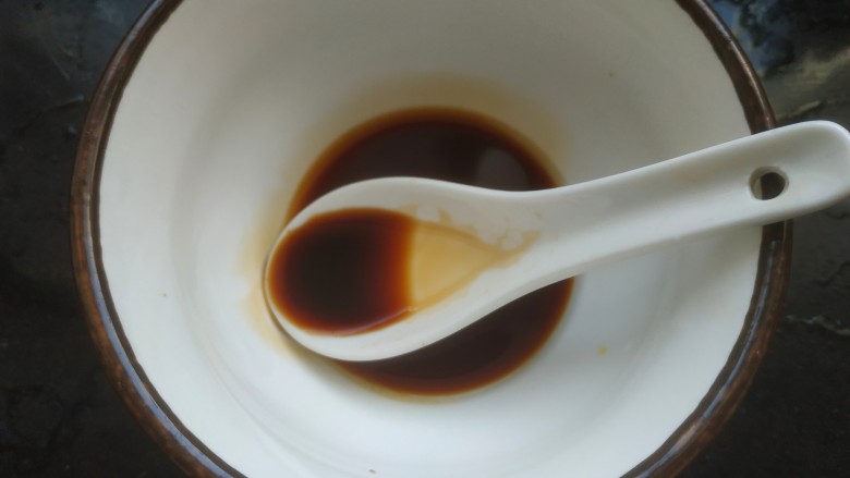 青椒炒腐竹,小碗中放入一勺<a style='color:red;display:inline-block;' href='/shicai/ 788'>生抽</a>