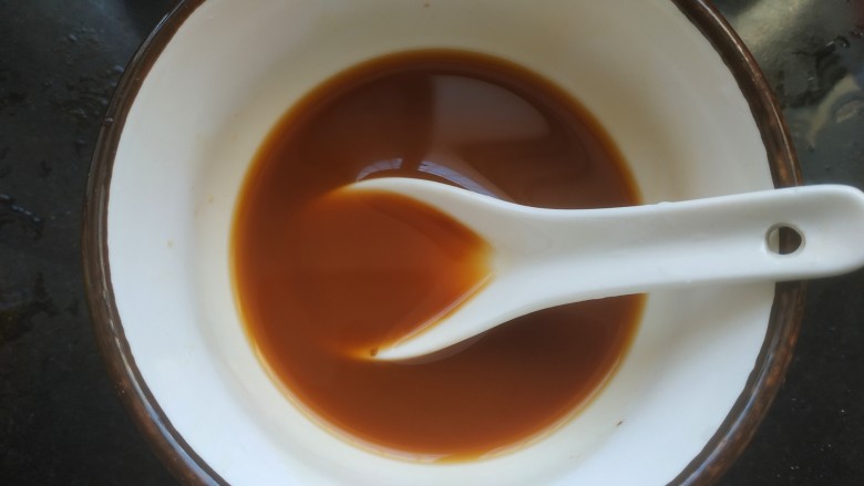 青椒炒腐竹,一勺淀粉，再加入适量清水，调匀