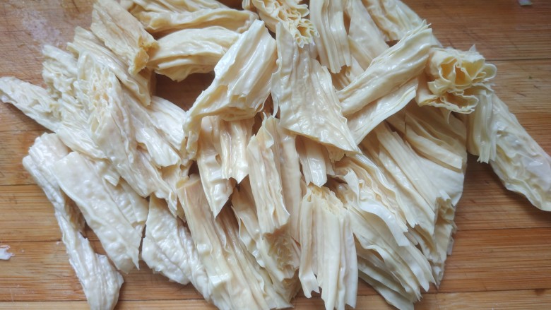 青椒炒腐竹,切菱形块