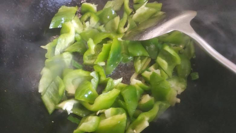青椒炒腐竹,放入青椒翻炒