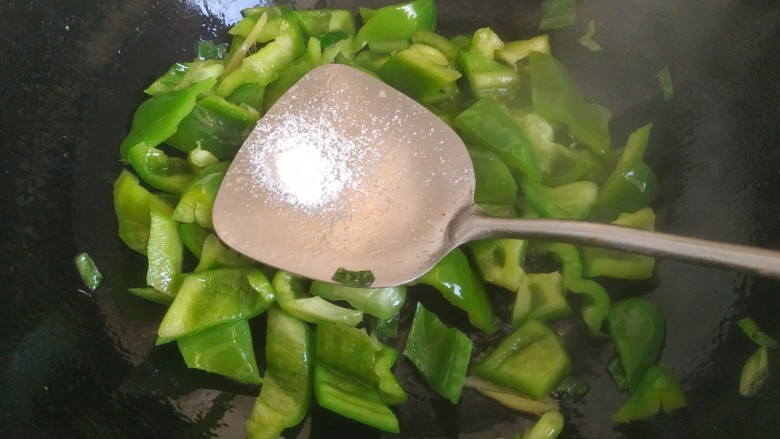 青椒炒腐竹,加入适量盐翻炒