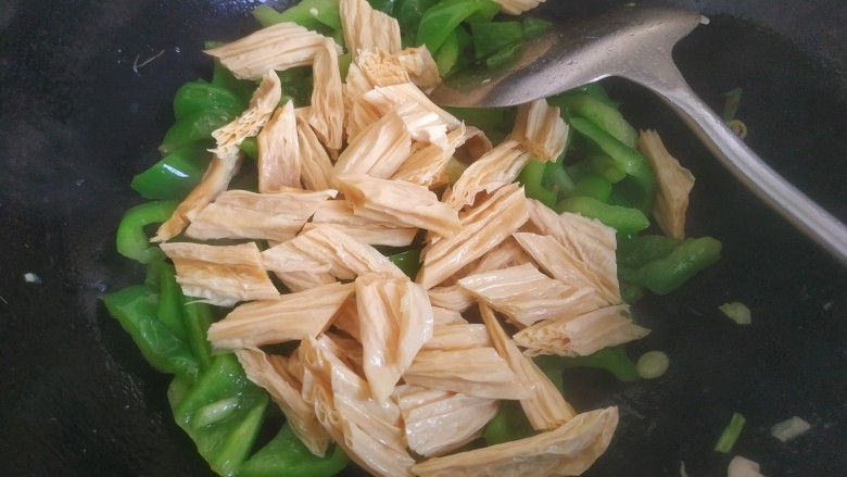 青椒炒腐竹,加入腐竹翻炒
