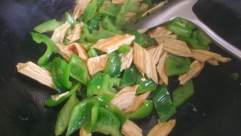 青椒炒腐竹,把青椒炒至断生