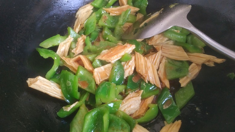 青椒炒腐竹,倒入调料汁