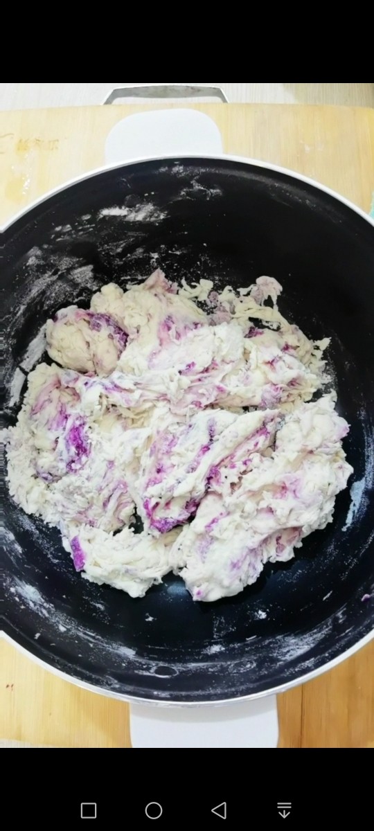 紫薯发面豆沙饼,倒入酵母水,用筷子搅拌均匀