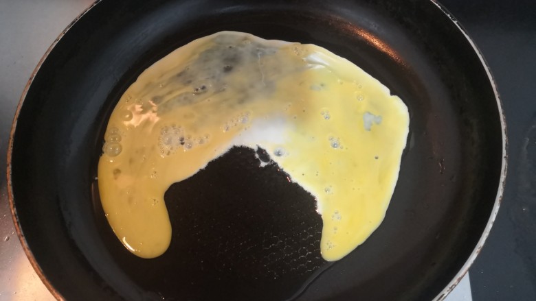 青椒炒皮蛋,倒入,鸡蛋液,煎至底部凝固