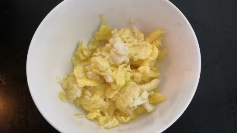 青椒炒皮蛋,鸡蛋成小块后,盛出备用