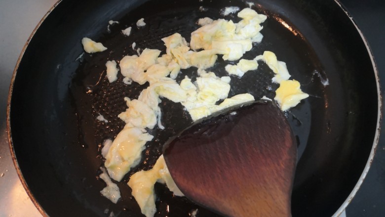 青椒炒皮蛋,鸡蛋液,底部凝固后,快速翻炒,成小块