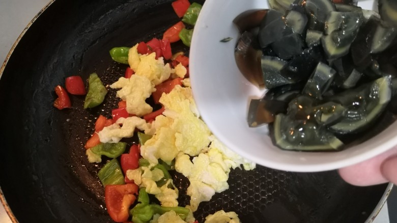 青椒炒皮蛋,把皮蛋,也倒入锅中