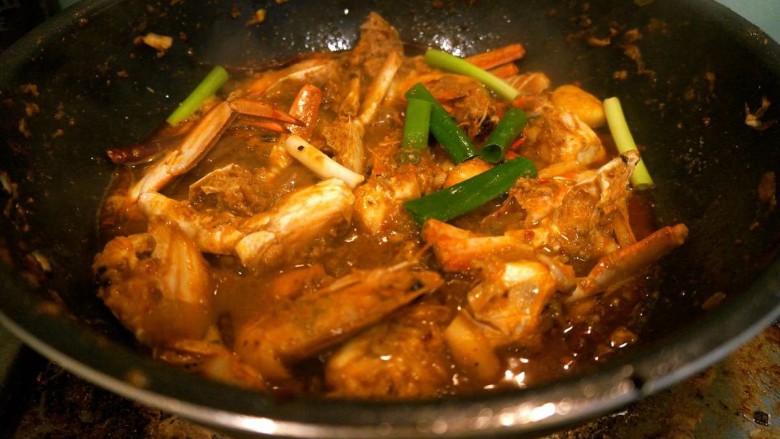 干锅香辣蟹,最后放入葱段再翻炒一下,放入少许的盐和<a style='color:red;display:inline-block;' href='/shicai/ 718'>料酒</a>(加了火锅底料,盐就不要加太多了)