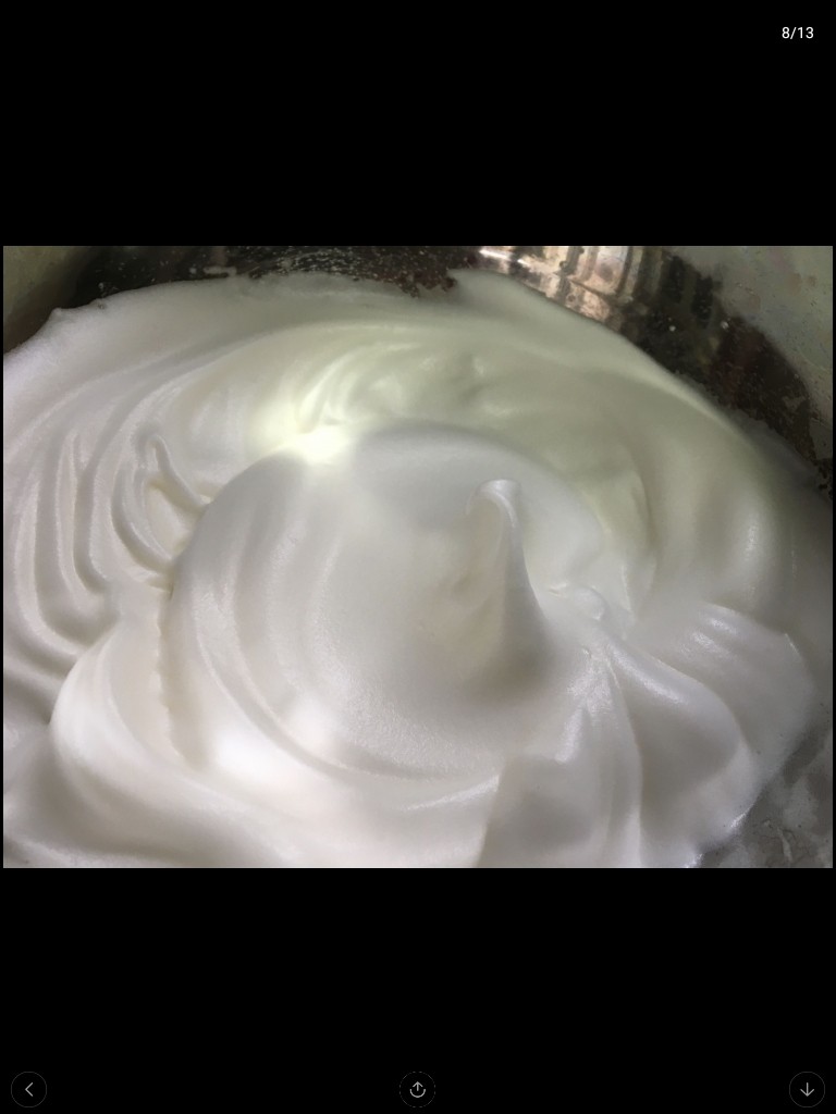 糯米蛋糕,在蛋清里面加入几滴白醋,有柠檬的可以加一点。分三次加入白砂糖。胶蛋白打发成湿性发大泡或大弯钩。