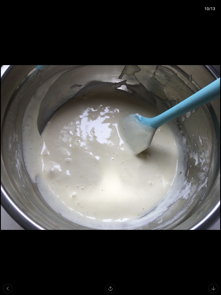 糯米蛋糕,在蛋白糊里面加入蛋黄糊,用搅拌的手法拌均匀