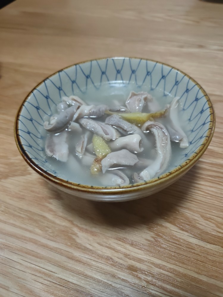 爆炒猪肚,可以留点猪肚跟汤,放入适量的盐和胡椒粉调味,撒点葱花,原汁原味的猪肚汤就ok了
