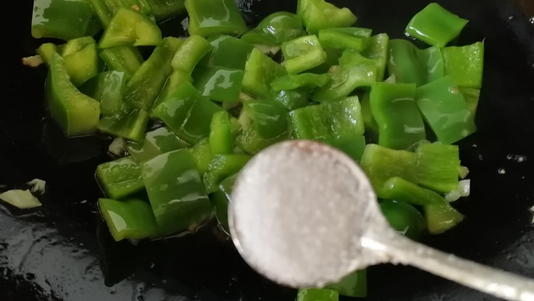 青椒炒皮蛋,放一小勺盐,让青椒先入个味儿。