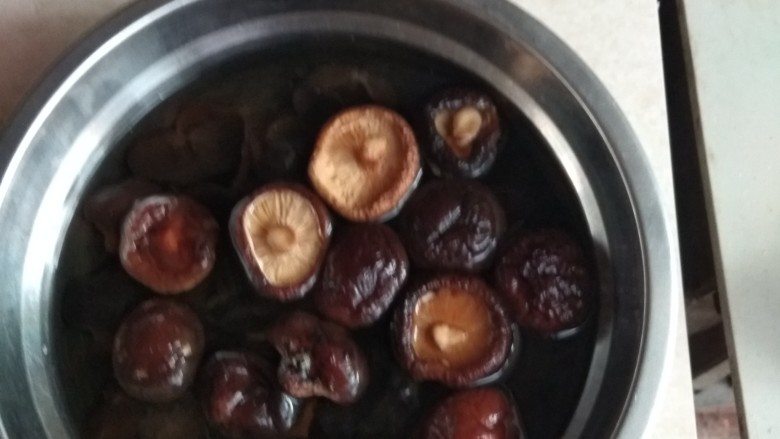 辣子鸡,干木耳和干香茹用清水泡好