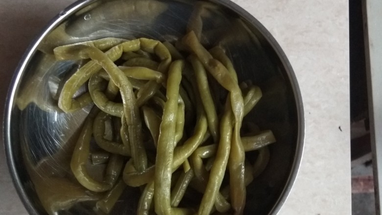 辣子鸡,酸豆角清洗干净