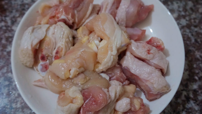 三黄鸡炖土豆,准备三黄鸡,洗干净沥干备用