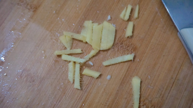 三黄鸡炖土豆,姜丝适量