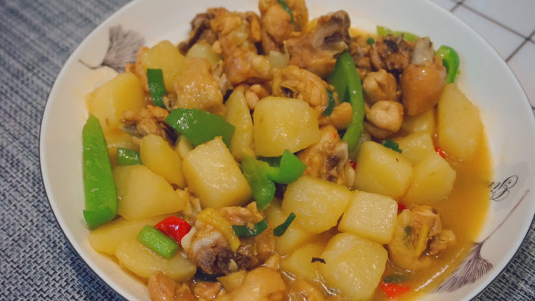 三黄鸡炖土豆,这样一盘三黄鸡炖土豆就好啦~超级好吃耶,特别是土豆,糯糯的,带有鸡肉的鲜甜。