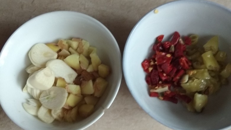 辣子鸡,将它们切好