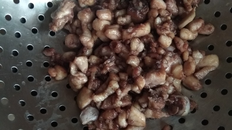辣子鸡,炸成金黄色捞出