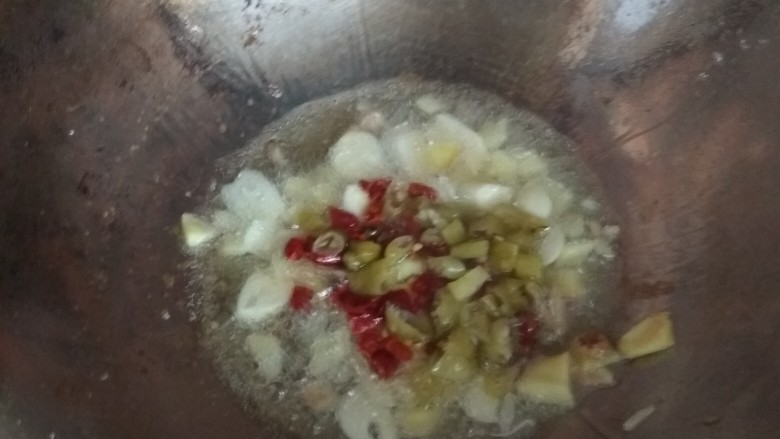 辣子鸡,再倒干红椒，小米泡椒